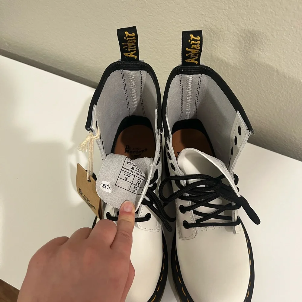 Doc Martens 1460 SMOOTH LEATHER LACE UP BOOTS, white size 6 - Picture 15 of 15